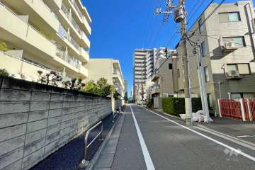 敷地南側の前面道路（西側から）