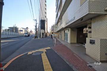 敷地東側の前面道路(北側から)