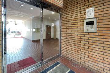 エントランスはオートロック付きです。