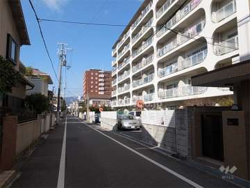 敷地の南側に駐車場があります。