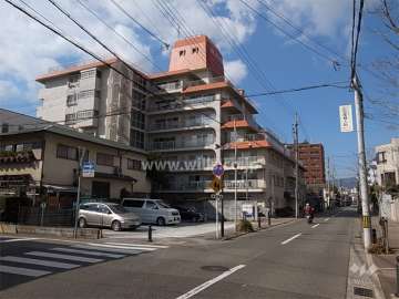 周辺はマンションと一戸建てが混在する住宅地です。