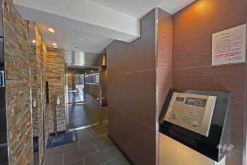 エントランスはオートロック付きです。