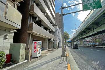 敷地の西側前面道路は国道15号線です（北側から）。