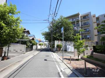 敷地西側の前面道路