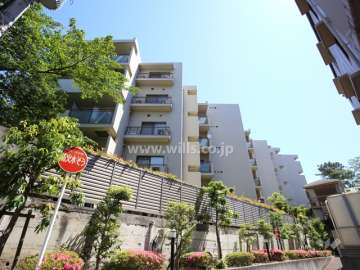 レフィナード夙川公園の外観（南西側から）南側の建物とは間隔があります。