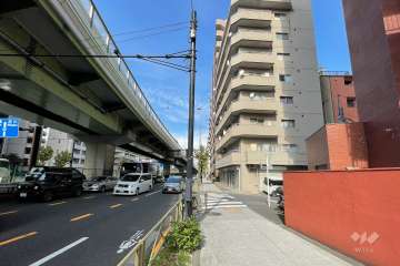 敷地西側の前面道路　