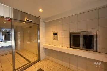 エントランスはオートロック付きです。