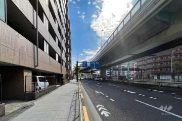 敷地西側の前面道路