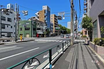 敷地北西側は都道318号（環状七号線）に面しています。