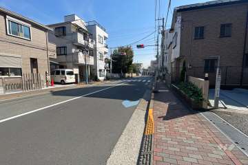 敷地北側の前面道路（西側から）