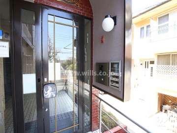 エントランスはオートロック付きです。