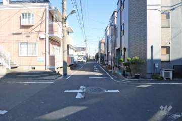 敷地北側の前面道路（西側から）