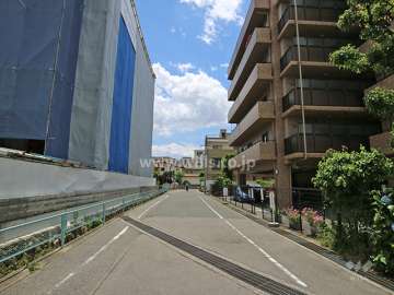 敷地東側の前面道路