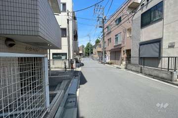 敷地東側の前面道路（南側から）