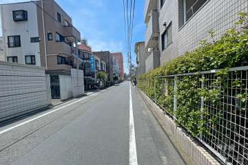 敷地南側の前面道路（東側から）
