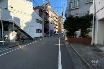 敷地東側の前面道路（北側から）