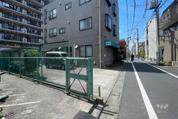 敷地東側の前面道路（南側から）