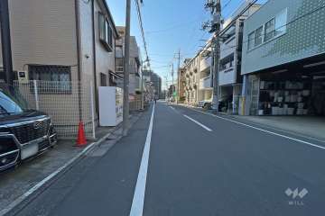 敷地北側の前面道路（東側から）