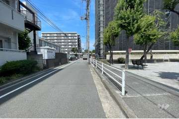 敷地東側の前面道路（南側から）