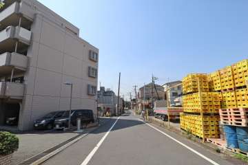 敷地東側の前面道路（南側から）