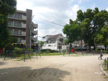 広い公園が目の前にあります