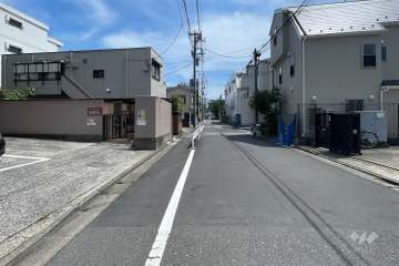 敷地西側の前面道路（北側から）