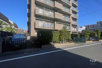 駐車場の出入り口(ゲート付き)