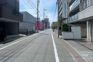 敷地南側の前面道路（東泡から）