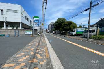 敷地の北側道路（西側から）