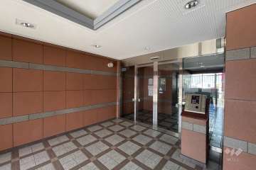 エントランスはオートロック付きです。