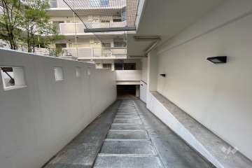 地下駐輪場の出入り口