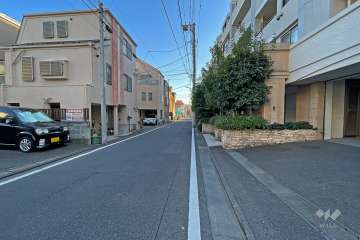 敷地北東側の前面道路（北西側から）