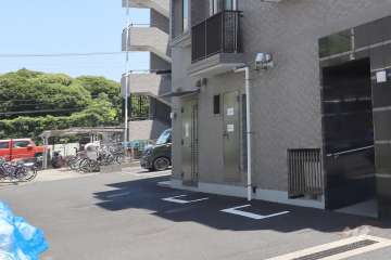 敷地内駐車場（屋外平面式）と駐輪場