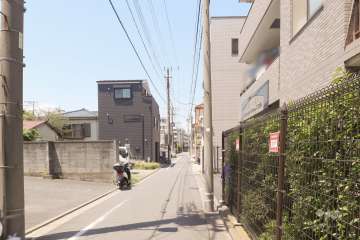 敷地南西側の前面道路（南東側から）