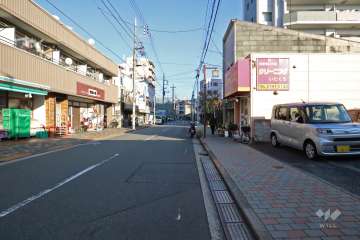 敷地北西側の前面道路(南西側から)