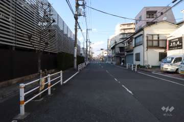 敷地北東側の前面道路(南東側から)