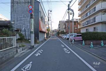 敷地東側の前面道路(北側から)