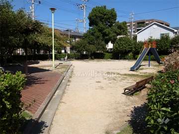 上葭原町公園には、遊具も設置されています。