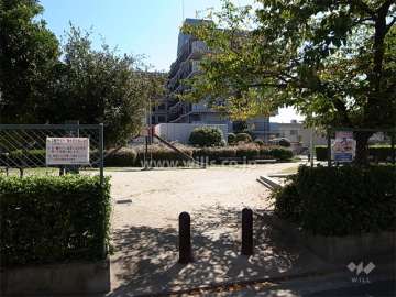 敷地北側に隣接して上葭原町公園があります。