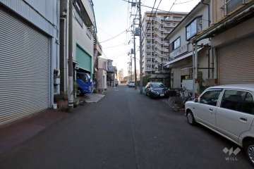 敷地東側の前面道路（北側から）