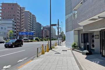 敷地東側の前面道路（北側から）