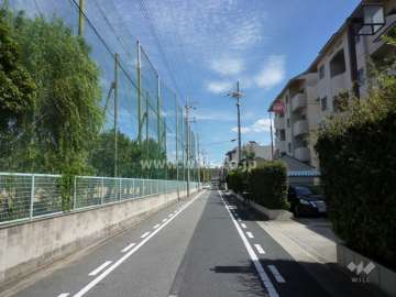 敷地北側の前面道路。道を挟んで『浜脇中学校』があります。