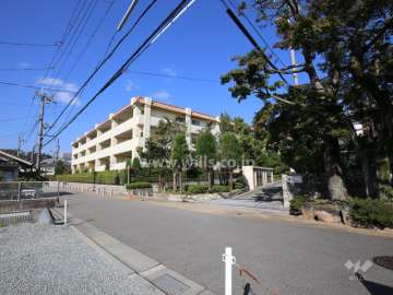 周辺は一戸建てが中心に立ち並ぶ閑静な住宅地です。