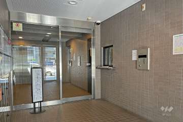 エントランスはオートロック付きです。