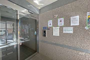 エントランスはオートロック付きです。