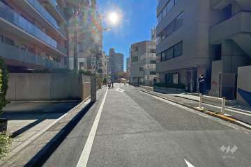 敷地北西側の前面道路はお地蔵様通りです（南西側から）。
