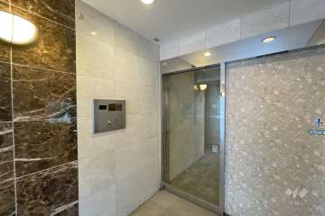 エントランスはオートロック付きです。