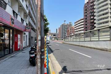 敷地東側の前面道路（南側から）