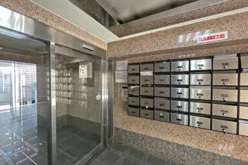 エントランスはオートロック付きです。