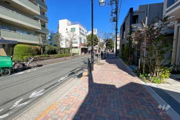 敷地西側の前面道路